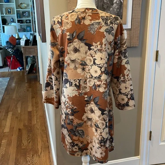 Solitaire Floral Blazer in Brown and Cream - Picture 5 of 7